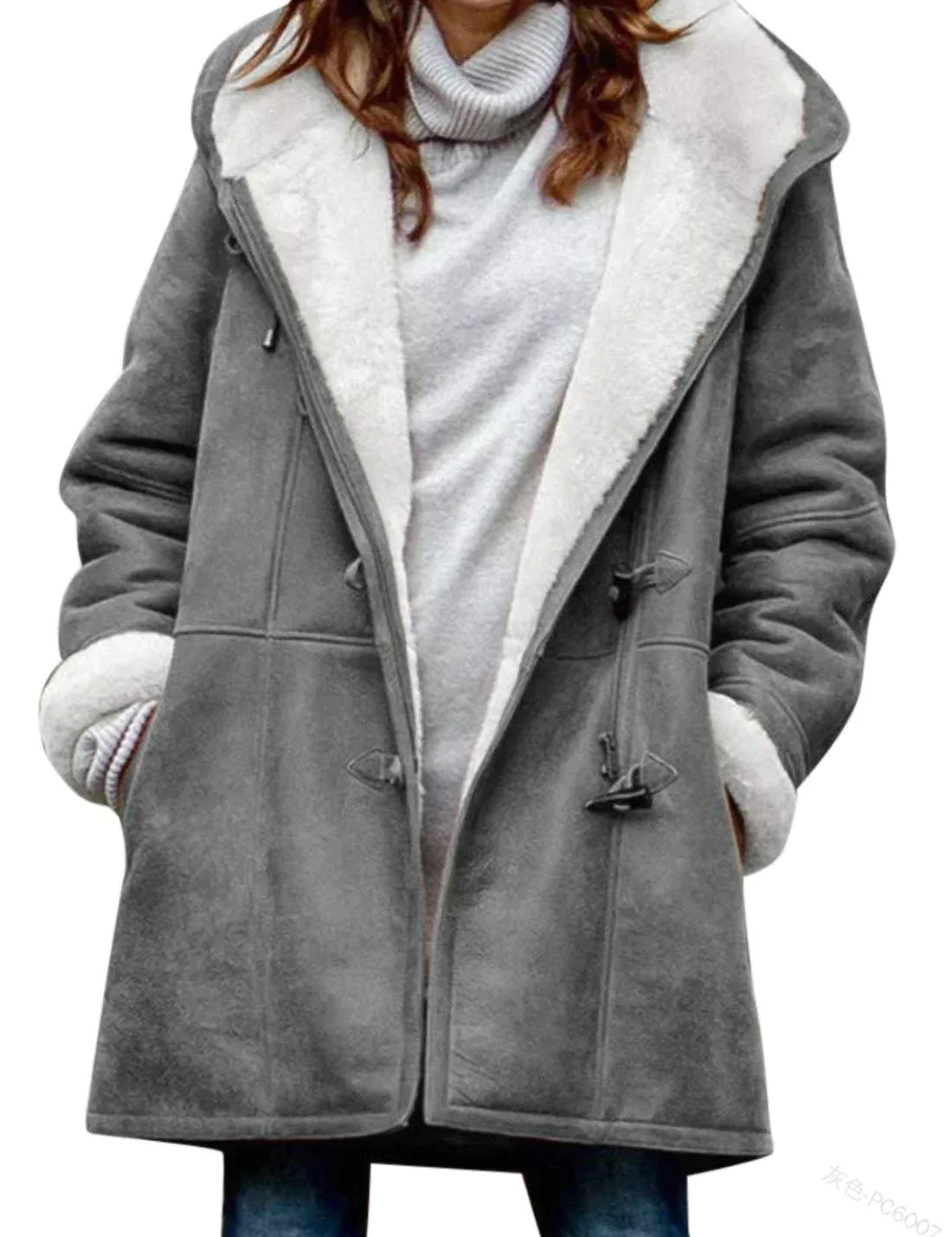 Cappotto invernale donna grigio con cappuccio, foderato in pelliccia sintetica bianca, chiusura a bottoni, stile casual elegante.