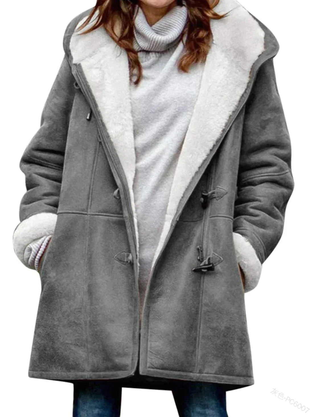 Cappotto invernale donna grigio con cappuccio, foderato in pelliccia sintetica bianca, chiusura a bottoni, stile casual elegante.