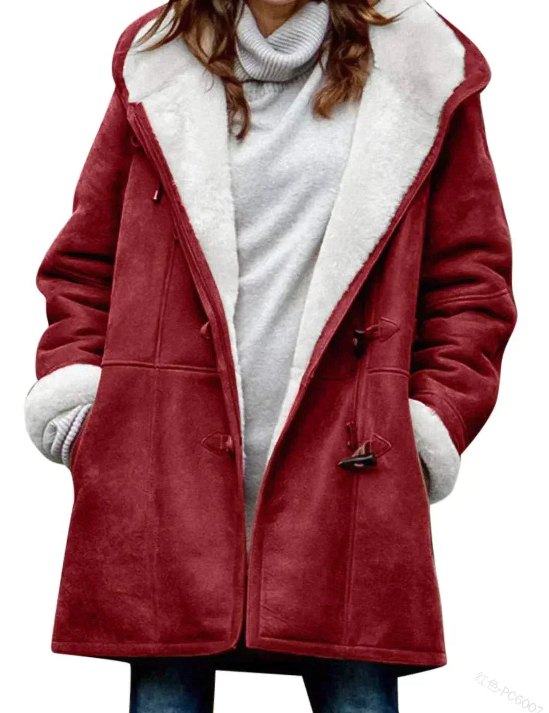 Cappotto donna invernale rosso con cappuccio, interno in pelliccia sintetica bianca, chiusura a bottoni, stile casual elegante.