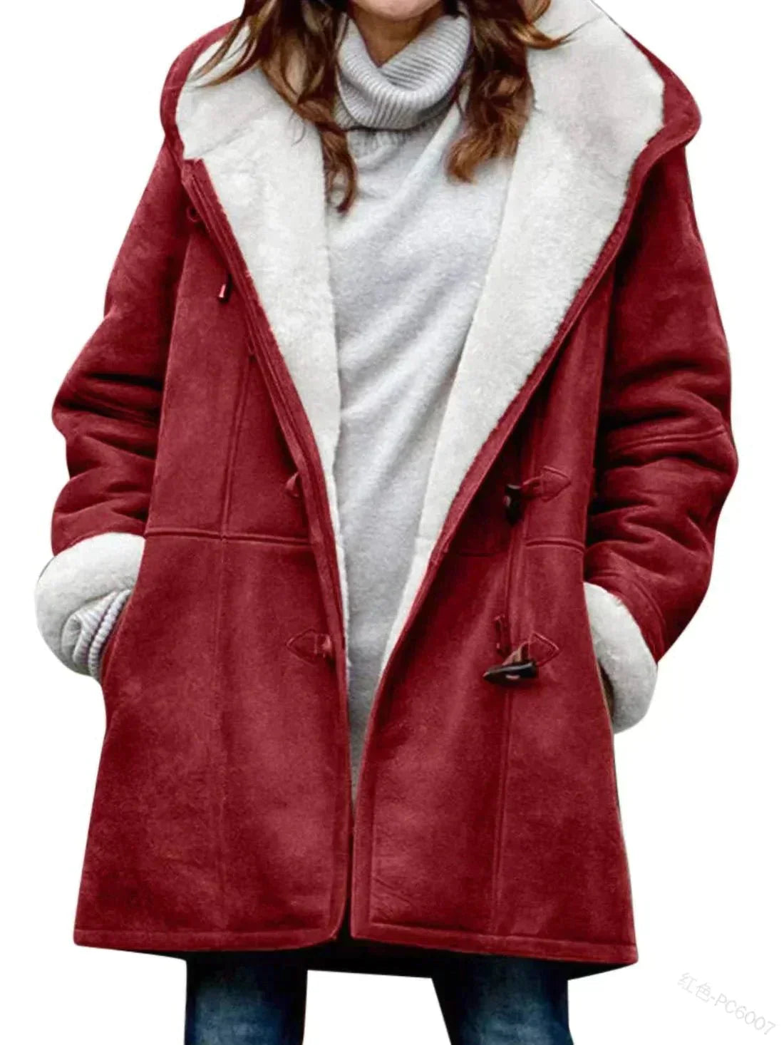 Cappotto donna invernale rosso con cappuccio, interno in pelliccia sintetica bianca, chiusura a bottoni, stile casual elegante.
