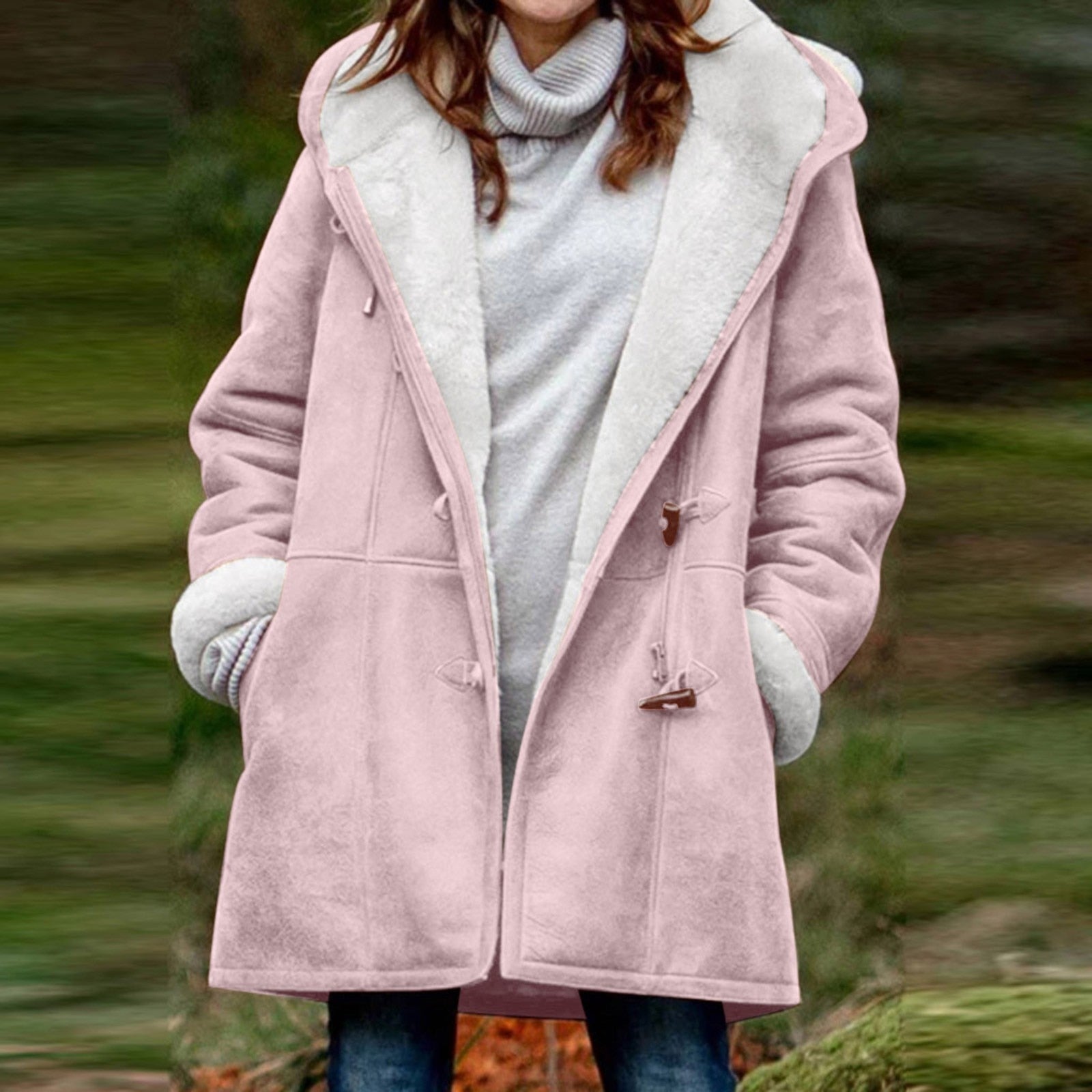 Cappotto donna invernale rosa con cappuccio, foderato in pelliccia sintetica bianca, chiusura a bottoni, ideale per look casual e caldi.