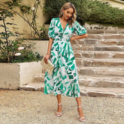 Abito estivo donna verde bianco a fiori, maniche a sbuffo, lunghezza midi. Perfetto per moda casual, look elegante. Accessori: borsa paglia, sandali.