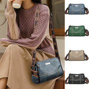 Borsa a tracolla in pelle blu con cuciture bianche, disponibile in vari colori. Design elegante, ideale per moda donna autunno inverno.