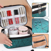 Borsa trucco verde geometrica impermeabile con cerniera, scomparti multipli, ideale per cosmetici e prodotti di bellezza. Design elegante e funzionale.