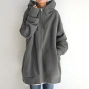 Felpa oversize con cappuccio grigio, zip frontale, maniche lunghe, stile casual. Ideale per moda autunnale e invernale, abbigliamento comodo.
