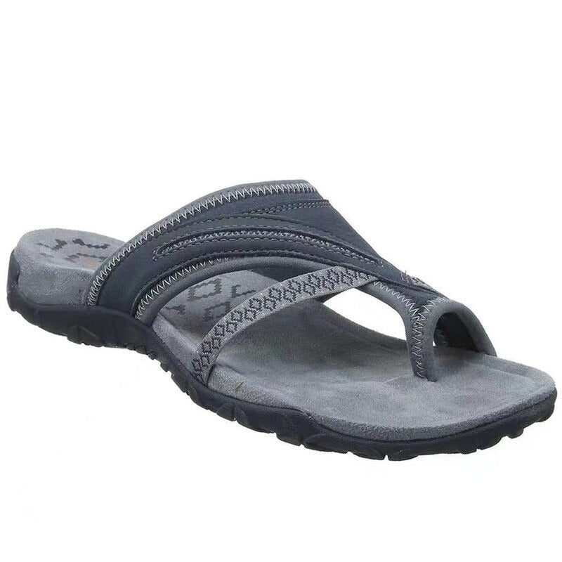 Sandalo infradito uomo in pelle grigia, suola antiscivolo, design casual estivo, comfort e stile per passeggiate e tempo libero.