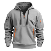 Felpa grigia con cappuccio, zip arancioni, tasche multiple e maniche lunghe. Design casual, ideale per moda uomo autunno-inverno.