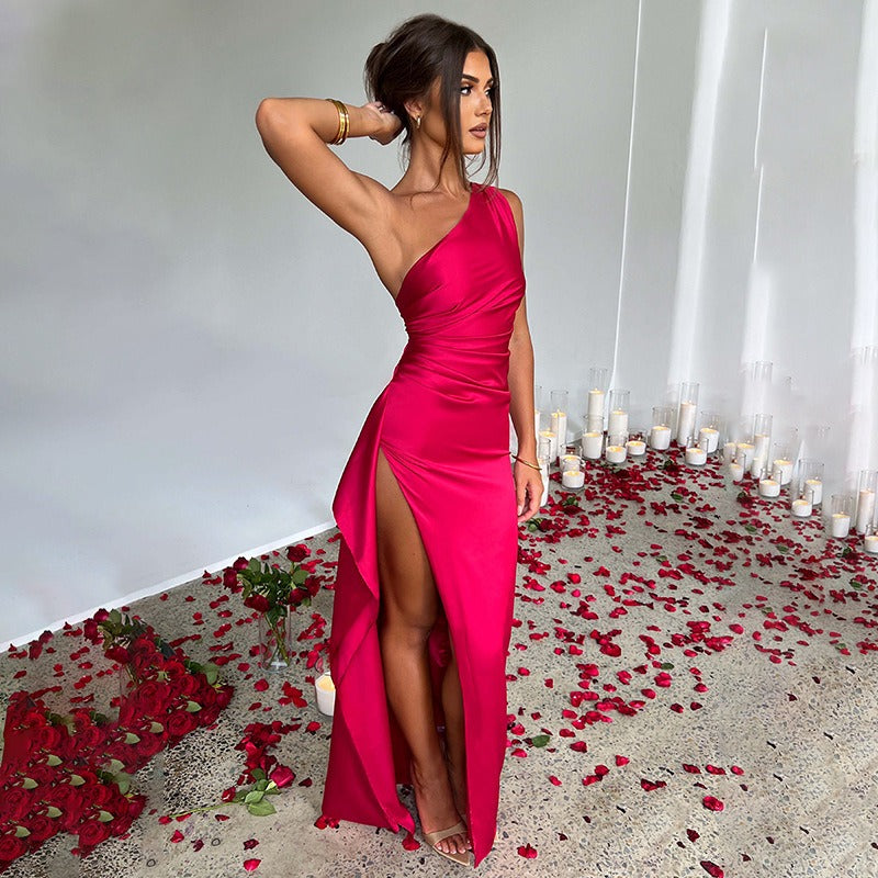 Abito da sera rosso elegante con spacco alto, indossato da donna in ambiente decorato con petali di rosa e candele. Moda femminile, abbigliamento formale.