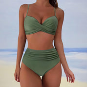 Costume da bagno donna verde oliva, due pezzi, con top incrociato e slip a vita alta. Perfetto per l'estate e la spiaggia. Moda mare 2023.