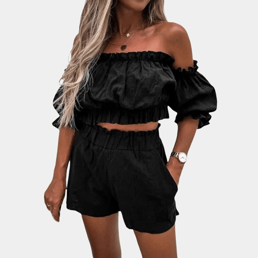 Donna con completo estivo nero, top off-shoulder e pantaloncini, moda casual elegante, abbigliamento donna, tendenza estiva 2023.