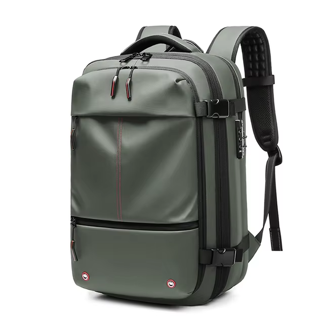 Zaino da viaggio verde militare, multifunzionale, con tasche multiple e cerniere robuste. Design ergonomico, ideale per escursioni e uso quotidiano.