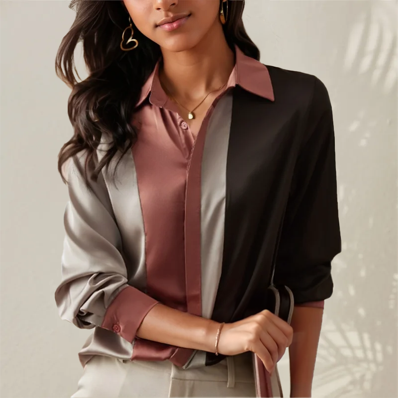 Camicia donna elegante a righe verticali in seta, colori marrone, rosa e grigio, maniche lunghe, abbinata a pantaloni chiari. Moda femminile sofisticata.