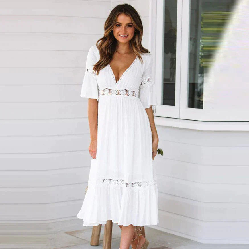 Abito bianco estivo donna, scollo a V, maniche a tre quarti, dettagli in pizzo, lunghezza midi, perfetto per occasioni casual ed eleganti.