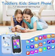 Bambini giocano con smartphone giocattolo educativo, custodia unicorno. Giochi, fotocamera, musica, calcolatrice. Giocattolo interattivo per bambini.
