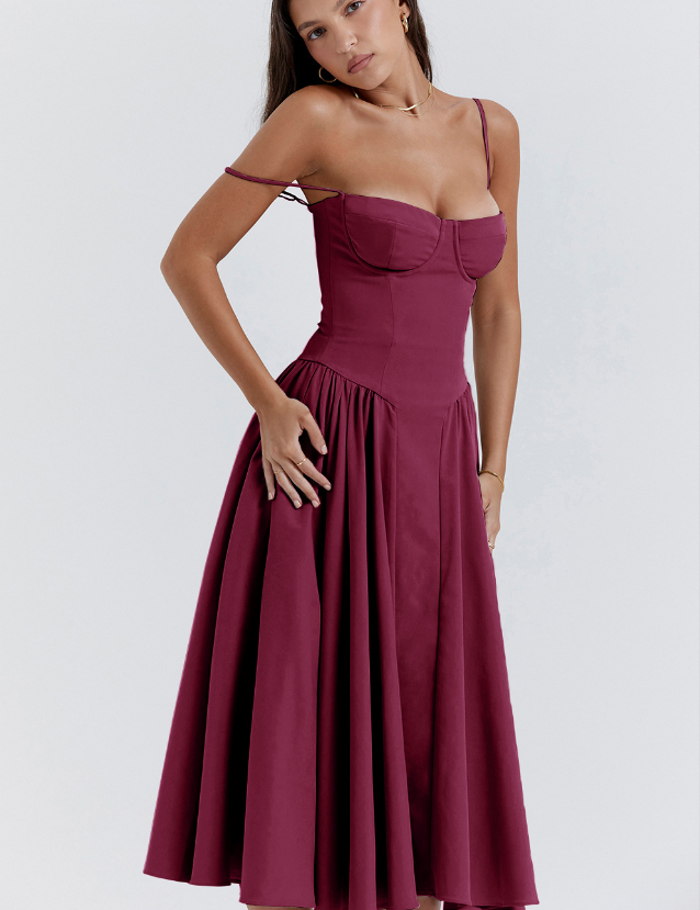Abito midi elegante bordeaux con spalline sottili, scollo a cuore e gonna svasata. Perfetto per eventi formali e serate speciali.