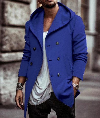 Cappotto uomo blu elegante, doppio petto, con cappuccio. Moda autunnale, stile casual chic. Indossato con maglietta bianca e accessori.