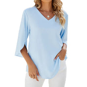 Blusa donna azzurra a maniche lunghe, scollo a V, tessuto leggero, ideale per look casual ed eleganti. Perfetta per moda primavera-estate.