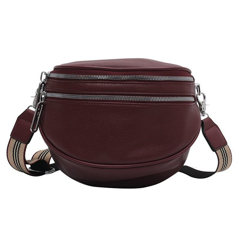 Borsa a tracolla in pelle marrone bordeaux con doppia cerniera e tracolla regolabile a righe. Accessorio moda elegante e pratico.