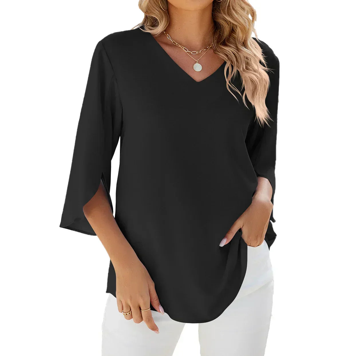 Blusa nera da donna con scollo a V, maniche a 3/4, abbinata a pantaloni bianchi. Moda casual elegante, perfetta per l'abbigliamento quotidiano.