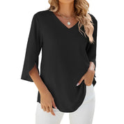Blusa nera da donna con scollo a V, maniche a 3/4, abbinata a pantaloni bianchi. Moda casual elegante, perfetta per l'abbigliamento quotidiano.