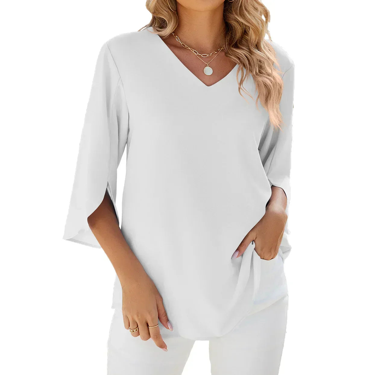 Maglietta bianca da donna con scollo a V, maniche a tre quarti, indossata da modella. Stile casual elegante, perfetta per look estivi e primaverili.