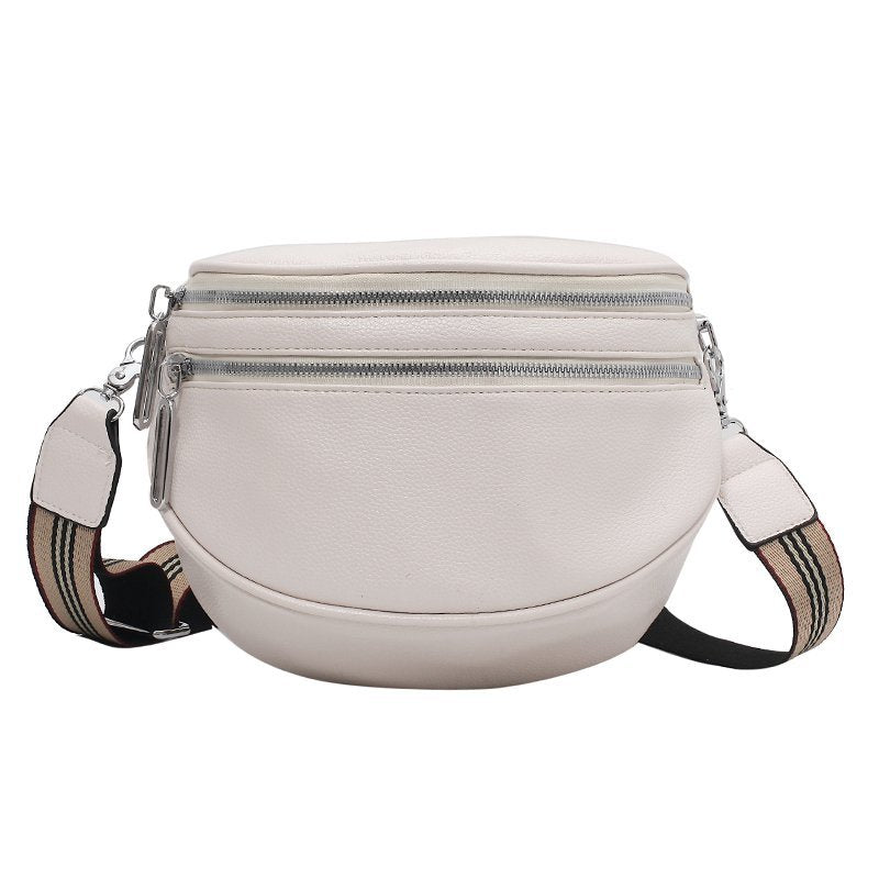 Marsupio bianco in pelle con doppia cerniera e tracolla regolabile a righe. Accessorio moda donna, pratico e versatile per ogni occasione.