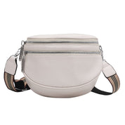 Marsupio bianco in pelle con doppia cerniera e tracolla regolabile a righe. Accessorio moda donna, pratico e versatile per ogni occasione.