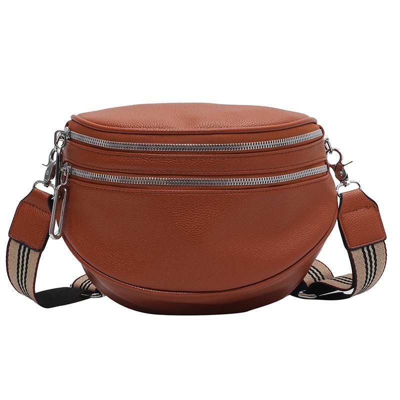 Marsupio in pelle marrone con doppia cerniera e tracolla regolabile a righe. Design elegante e pratico, ideale per moda e viaggi.