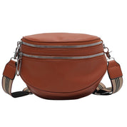 Marsupio in pelle marrone con doppia cerniera e tracolla regolabile a righe. Design elegante e pratico, ideale per moda e viaggi.