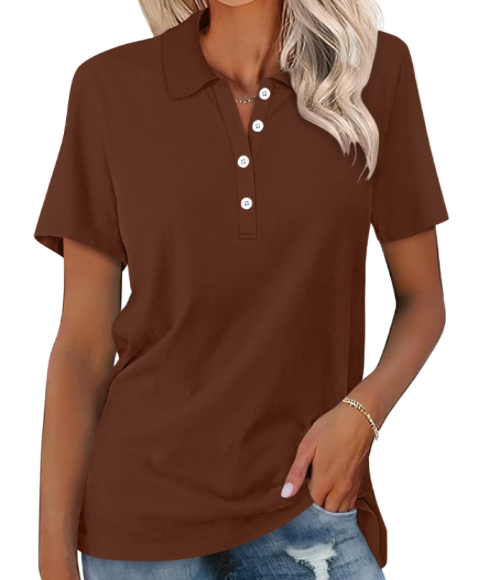 Maglietta polo donna marrone, maniche corte, bottoni bianchi, abbinata a jeans. Stile casual, moda femminile, abbigliamento estivo.