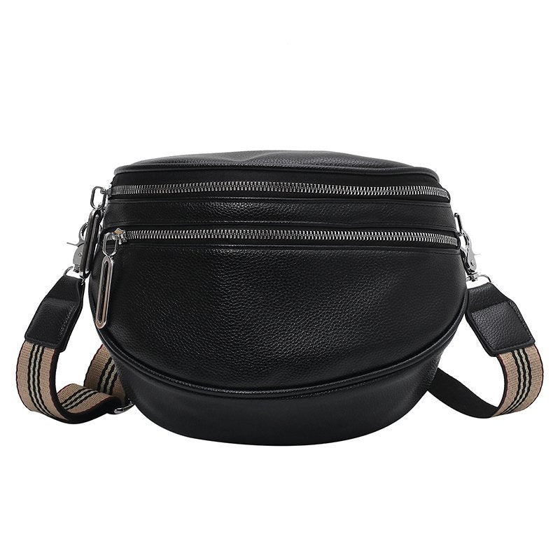 Marsupio in pelle nera con doppia cerniera, tracolla regolabile a righe, design elegante e pratico, ideale per moda uomo e donna.