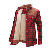 Camicia a quadri rossa e nera da uomo, foderata in pelliccia sintetica, con bottoni a pressione e dettagli in pelle scamosciata. Moda autunnale casual.