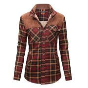 Camicia a quadri da donna in flanella marrone e rossa, con colletto alto e tasche frontali. Moda autunnale, abbigliamento casual elegante.