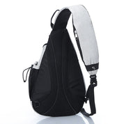 Zaino monospalla nero e grigio, design ergonomico, tasche multiple, ideale per viaggi e attività all'aperto. Materiale resistente e leggero.