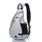 Zaino monospalla grigio chiaro, design moderno, tasche multiple, cerniere resistenti, ideale per viaggi, escursioni, uso quotidiano.
