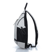 Zaino monospalla grigio e nero, design moderno, tasche multiple, ideale per viaggi e uso quotidiano. Accessorio versatile e funzionale.