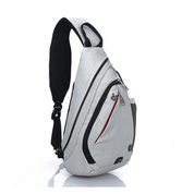 Zaino monospalla grigio chiaro, design moderno, tasche multiple con cerniera, ideale per viaggi e uso quotidiano. Accessorio moda unisex.