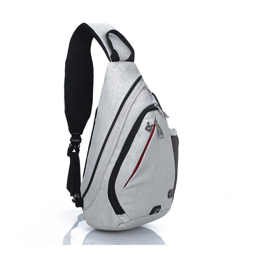 Zaino monospalla grigio chiaro, design moderno, tasche multiple con cerniera, ideale per viaggi e uso quotidiano. Accessorio moda unisex.