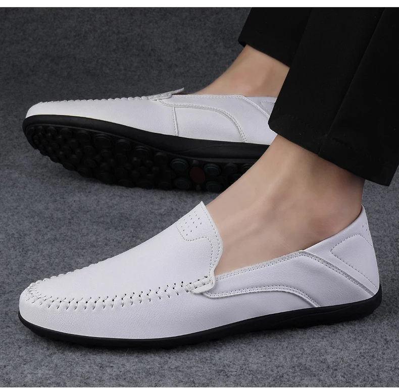 Scarpe mocassino uomo in pelle bianca, suola antiscivolo nera, design elegante e moderno, ideali per look casual e formali.