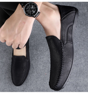 Scarpe mocassino uomo in pelle nera, design elegante e casual, suola antiscivolo. Ideali per look formali e quotidiani.