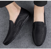 Scarpe mocassini uomo in pelle nera, design elegante e casual, suola antiscivolo, ideali per abbigliamento formale e quotidiano.