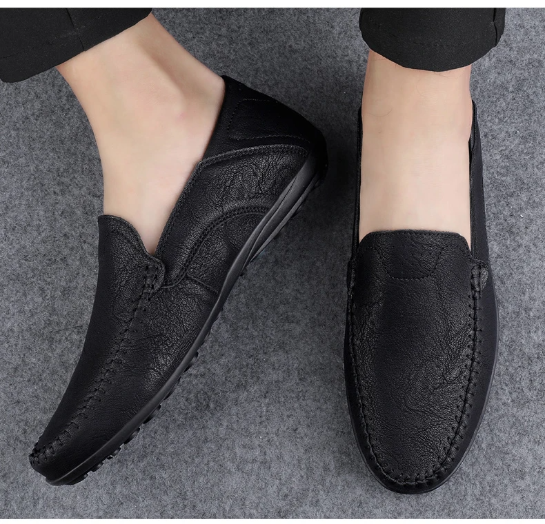 Scarpe mocassini uomo in pelle nera, design elegante e casual, suola antiscivolo, ideali per abbigliamento formale e quotidiano.