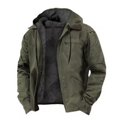 Giacca verde militare con cappuccio, foderata in pile, tasche multiple, zip frontale. Ideale per outdoor, moda uomo, abbigliamento casual.