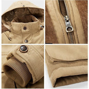 Giacca invernale beige da uomo con cappuccio, dettagli zip in metallo, polsini a coste e bottoni in legno. Tessuto resistente e caldo.