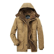 Giacca invernale da uomo beige con cappuccio, tasche multiple e chiusura a zip. Design casual e resistente, ideale per climi freddi.