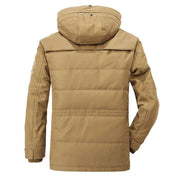 Giacca invernale uomo beige con cappuccio, imbottita, stile casual, chiusura a zip, ideale per climi freddi. Moda maschile autunno-inverno.