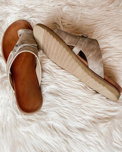 Sandali donna in pelle metallizzata su tappeto bianco, suola antiscivolo, design elegante, perfetti per l'estate. Scarpe moda comode e chic.