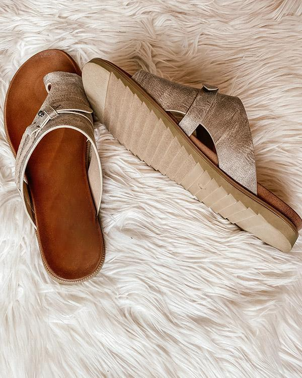 Sandali donna in pelle metallizzata su tappeto bianco, suola antiscivolo, design elegante, perfetti per l'estate. Scarpe moda comode e chic.
