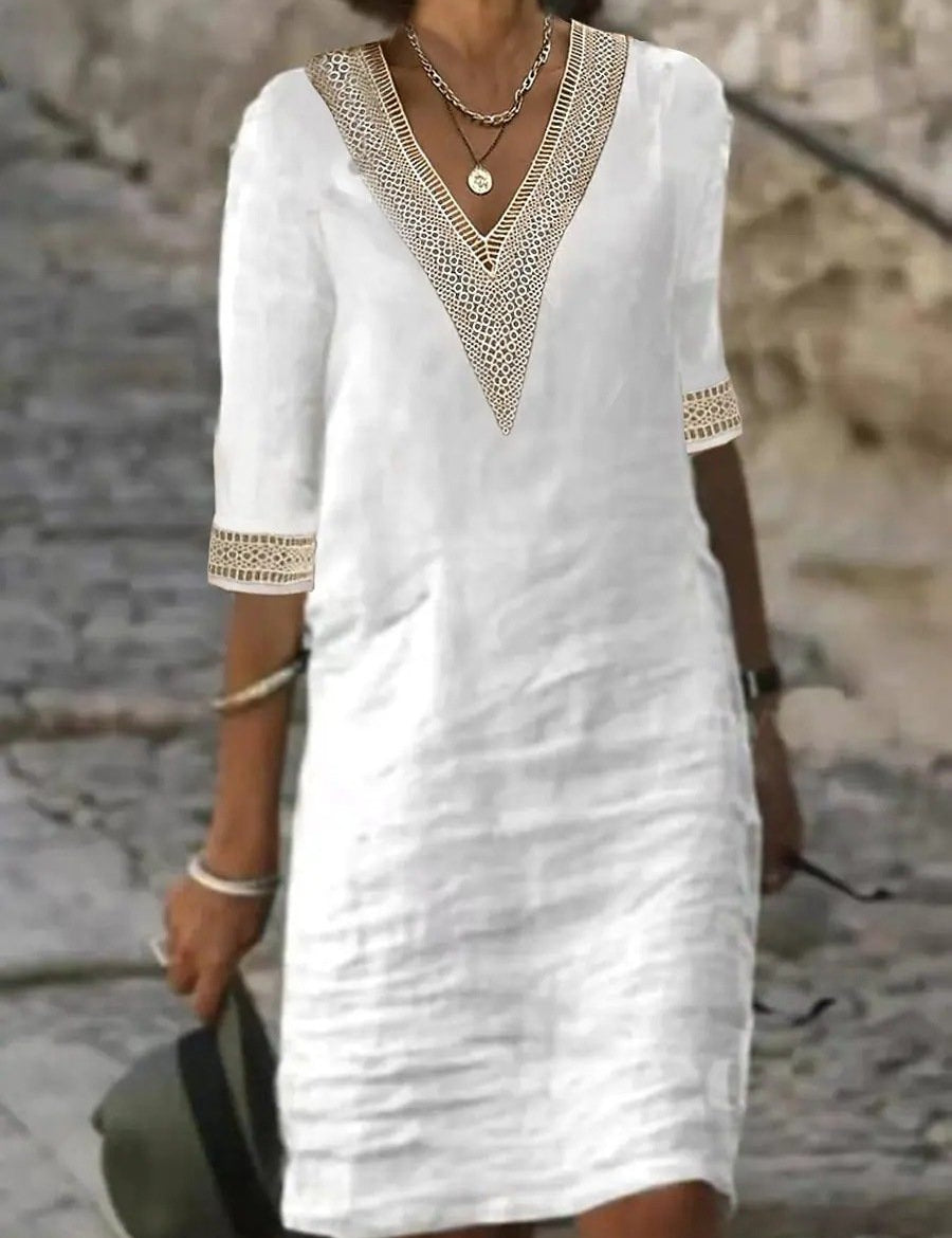 Abito bianco in lino con scollo a V e dettagli in pizzo, maniche a tre quarti, stile casual elegante, perfetto per l'estate.