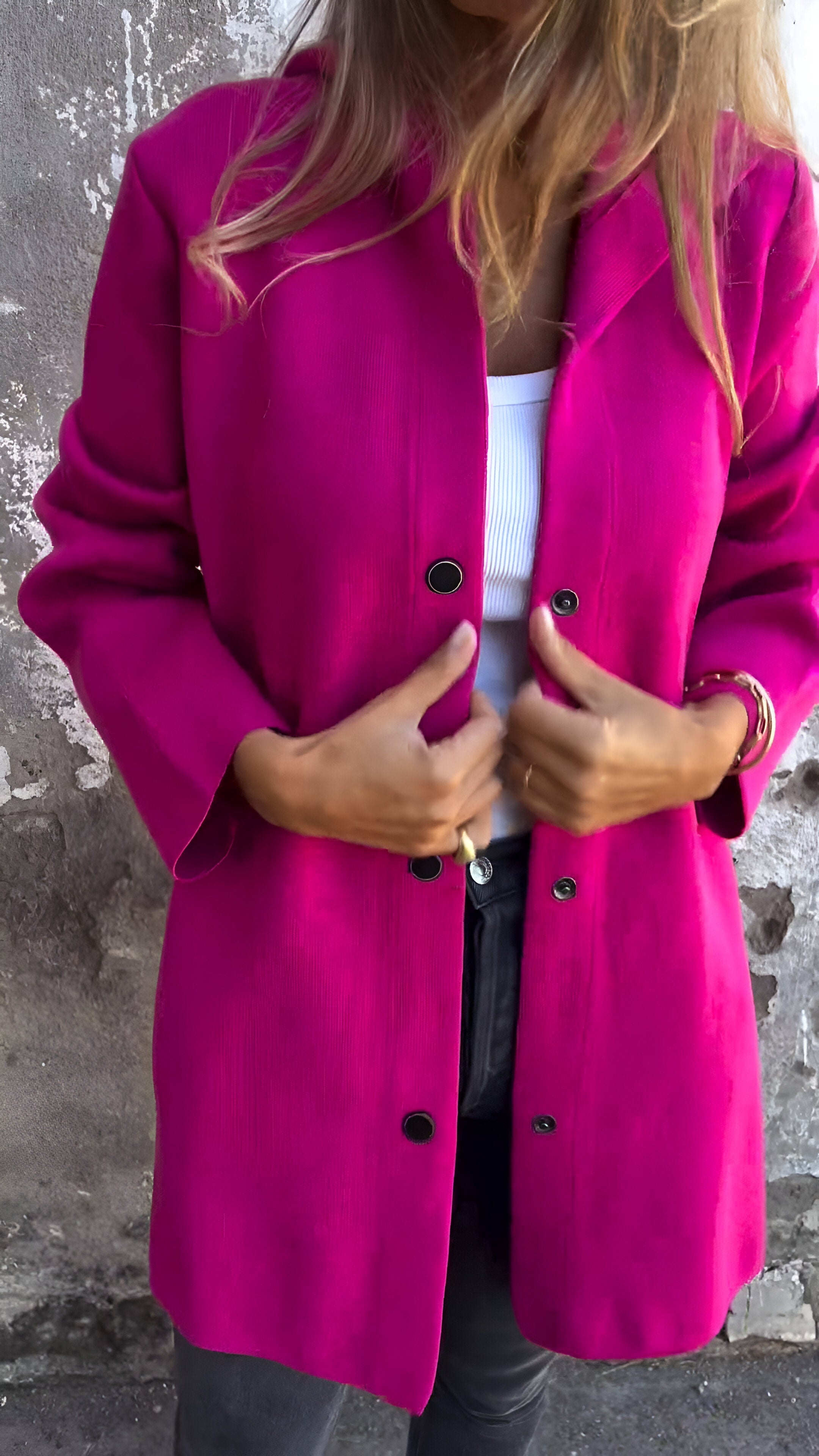 Donna con cappotto fucsia elegante, bottoni neri, indossa top bianco e jeans. Moda autunnale, stile casual chic, abbigliamento femminile trendy.